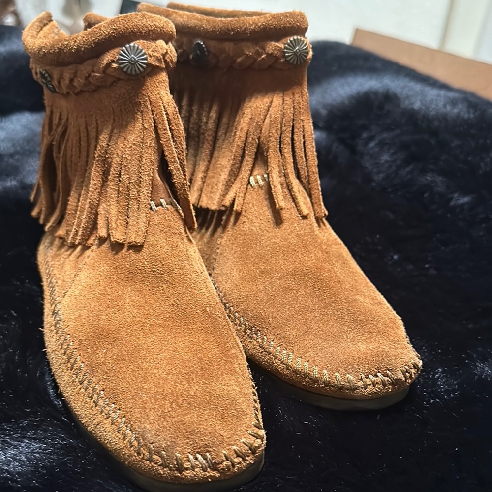 Minnetonka Tan Suede Moccasin Fringe Shoes - Picture 2 of 12